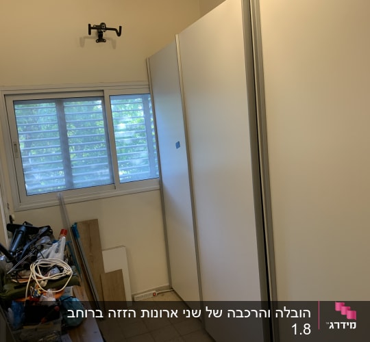 חדר עם ארון גדול וכלי עבודה על שולחן